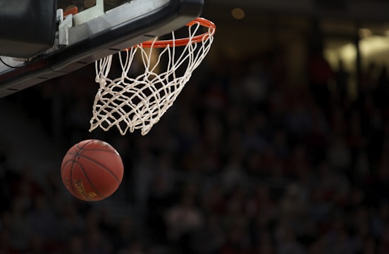 NBA 2026 季后赛洛杉矶湖人队与波士顿凯尔特人队激烈对抗场景